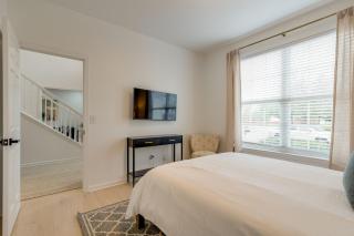Beautiful, Sleek, and Modern 4 bdr Home Away from Home! - 1
