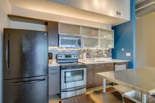 Top Floor City Living 1BR Condo 30 day min with rooftop deck - 6