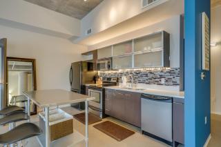 Top Floor City Living 1BR Condo 30 day min with rooftop deck - 4