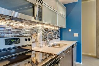 Top Floor City Living 1BR Condo 30 day min with rooftop deck - 3