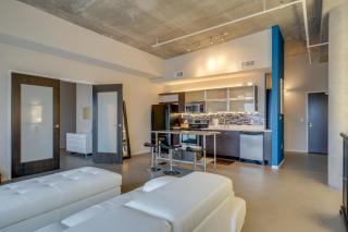 Top Floor City Living 1BR Condo 30 day min with rooftop deck - 2