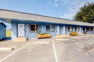 Lamplighter Inn - Tropical Fish Cove and Octopus Encounter - Bandon - 6