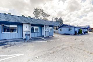 Lamplighter Inn - Tropical Fish Cove and Octopus Encounter - Bandon - 4