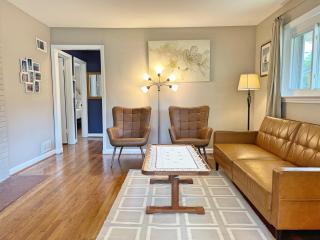 Entire Private 3 Bedrooms 1 Bathroom Single House with Fenced Garden - Arlington - 0