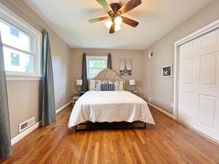 Entire Private 3 Bedrooms 1 Bathroom Single House with Fenced Garden - Arlington - 6