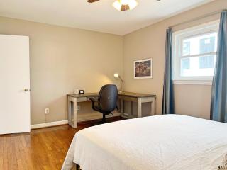 Entire Private 3 Bedrooms 1 Bathroom Single House with Fenced Garden - Arlington - 4