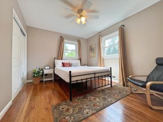 Entire Private 3 Bedrooms 1 Bathroom Single House with Fenced Garden - Arlington - 2