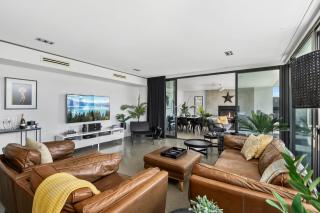 The Sinatra Holiday House in Mulwala - 10 individual beds - 1