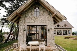 The Old Country Stone House - 6