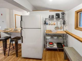 Breezy Hill Eccentric Studio Cottage - 8