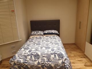 London Luxury Apartments 3 Bedroom Sleeps 8 with 3 Bathrooms 4 mins walk to tube free parking - 9