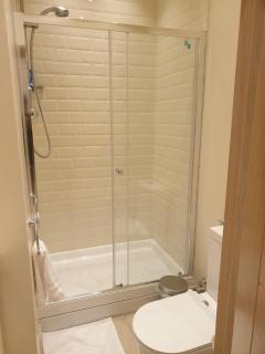 London Luxury Apartments 3 Bedroom Sleeps 8 with 3 Bathrooms 4 mins walk to tube free parking - 1