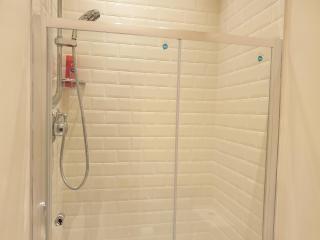 London Luxury Apartments 3 Bedroom Sleeps 8 with 3 Bathrooms 5 mins Walk to tube station free parking - 8