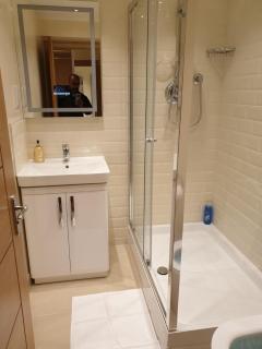 London Luxury Apartments 3 Bedroom Sleeps 8 with 3 Bathrooms 5 mins Walk to tube station free parking - Ilford - 7