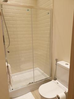 London Luxury Apartments 3 Bedroom Sleeps 8 with 3 Bathrooms 5 mins Walk to tube station free parking - Ilford - 6