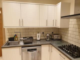 London Luxury Apartments 3 Bedroom Sleeps 8 with 3 Bathrooms 5 mins Walk to tube station free parking - 4