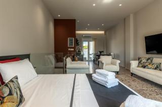 Andrews Luxury Suites Near The Airport - Heraklio - 9