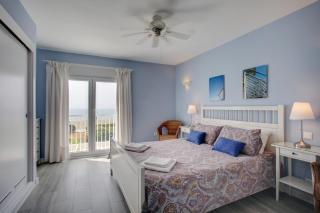Your Vacation Retreat Right On The Beach - 0