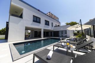 CROWONDER Mila Prestige Villa with Heated Swimming Pool, Jacuzzi and Sauna - Zaton - 9