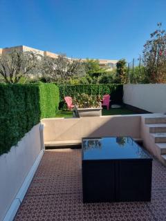 Superbe 3 pièces épurée de 65 m2, refait à Neuf, dans residence calme, climatisé, place de parking privée, à 800 m de la plage - Antibes - 1