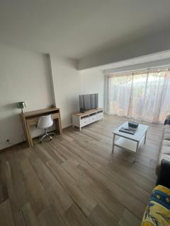 Superbe 3 pièces épurée de 65 m2, refait à Neuf, dans residence calme, climatisé, place de parking privée, à 800 m de la plage - Antibes - 9