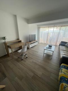 Superbe 3 pièces épurée de 65 m2, refait à Neuf, dans residence calme, climatisé, place de parking privée, à 800 m de la plage - Antibes - 0