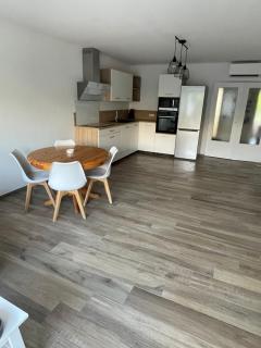 Superbe 3 pièces épurée de 65 m2, refait à Neuf, dans residence calme, climatisé, place de parking privée, à 800 m de la plage - Antibes - 6
