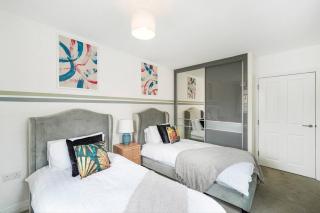 5-BR Home 7-Beds Wi-Fi Parking, Great for Contractors Peterborough, Wi-Fi - 1