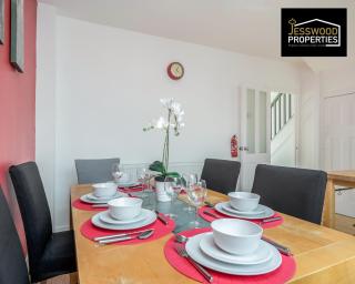 Modern Three Bedroom Contractor House With Free Parking Near M1 Luton Airport By Jesswood Properties Short Lets - 4