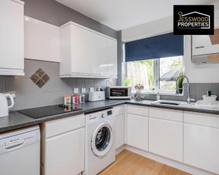 Modern Three Bedroom Contractor House With Free Parking Near M1 Luton Airport By Jesswood Properties Short Lets - 7