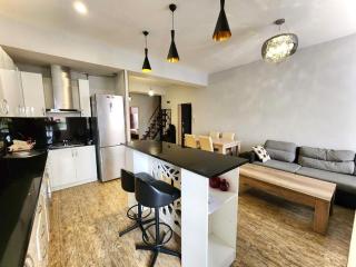 City Center Spacious 3 Bedroom+ 2.5 Bathrooms , Stunning View + Open Balcony For Families and Groups - 5