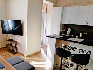 City Center Spacious 3 Bedroom+ 2.5 Bathrooms , Stunning View + Open Balcony For Families and Groups - 1