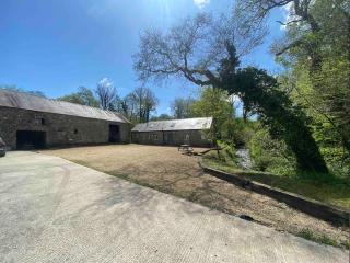 Crymlyn barn - Llanwrda - 0