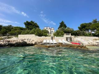 Luxury Seaside Villa with a classic Mediterranean Olive Garden, a fully equipped Professional Kitchen, Pool, Sauna, Padle Boards and Canoe - Miolin Beach House - 9