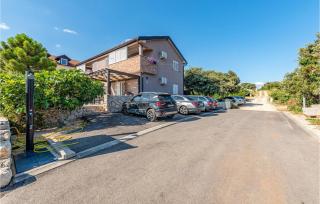 Gorgeous Apartment In Mandre With Wifi - 9