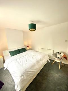 Medway Getaway - 3 Bed Home with Luxury Bathroom - 4