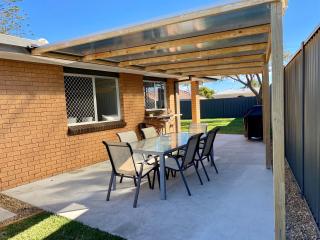 Walk to beach - 3bed House - Pet & kid friendly - 6