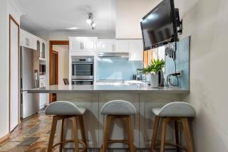 Kick Back on Jones - Mollymook - 2