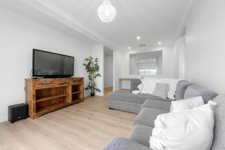 Iluka Coastal Retreat - Narrawallee - 1