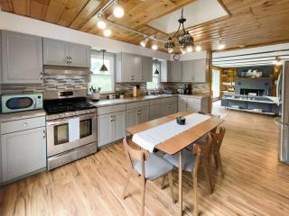 Haven Retreat in Catskills w Hot Tub & Bar Hall - 7