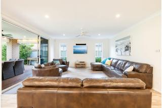 Big Wave At Shoal Bay 8 Achilles St large home with ducted air con Wi Fi and Linen - Nelson Bay - 2