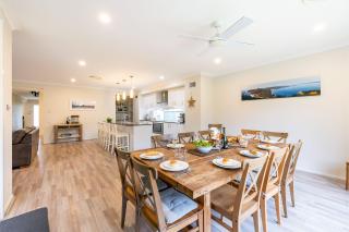 Big Wave At Shoal Bay 8 Achilles St large home with ducted air con Wi Fi and Linen - Nelson Bay - 8