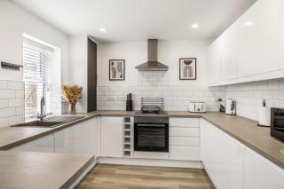 NEW Stunning Plymouth Central Apartment - Sleeps 6 - 1