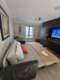 Luxury Room - Harold Wood - 1