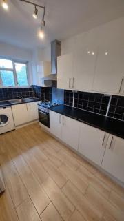 Very spacious 2 to 3 bedrooms flat, centrally located - 0