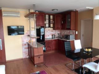 Merry&Car - HUGE BALCONY + Living Room + 2BR - Budapest - 8