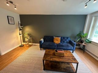 Comfortable 3 Bed House with Garden & Parking - 6