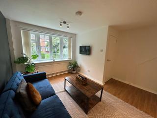 Comfortable 3 Bed House with Garden & Parking - 5