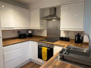 Comfortable 3 Bed House with Garden & Parking - 2