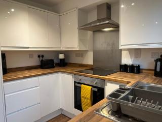 Comfortable 3 Bed House with Garden & Parking - 1